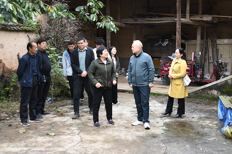 總支書(shū)記、董事長(zhǎng)葉春祥一行深入高家溝走訪調(diào)研駐村幫扶工作并看望駐村工作隊(duì)員