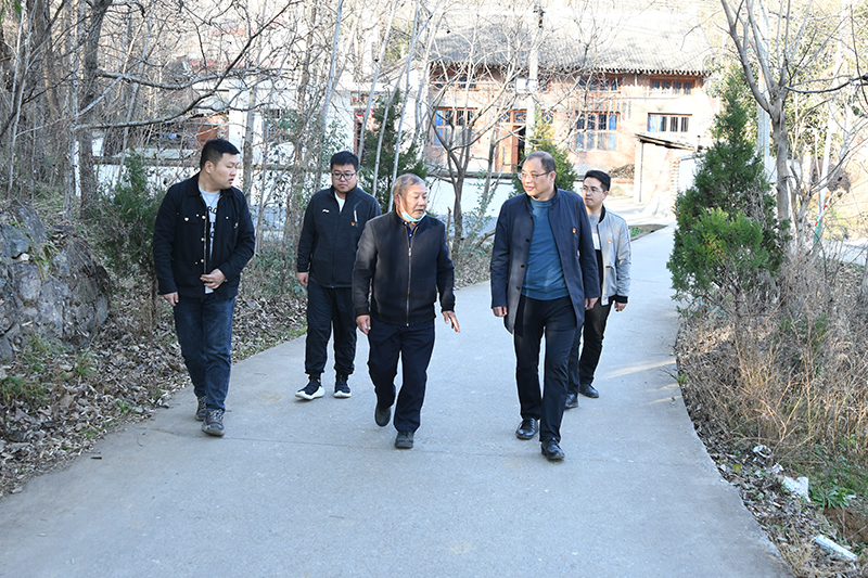 公司黨總支組織開(kāi)展&ldquo;我為群眾辦實(shí)事 助民修路解民憂&rdquo;主題黨日活動(dòng)