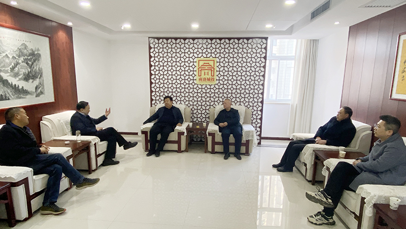  市房管局王新洛局長(zhǎng)一行蒞臨公司座談指導(dǎo)工作